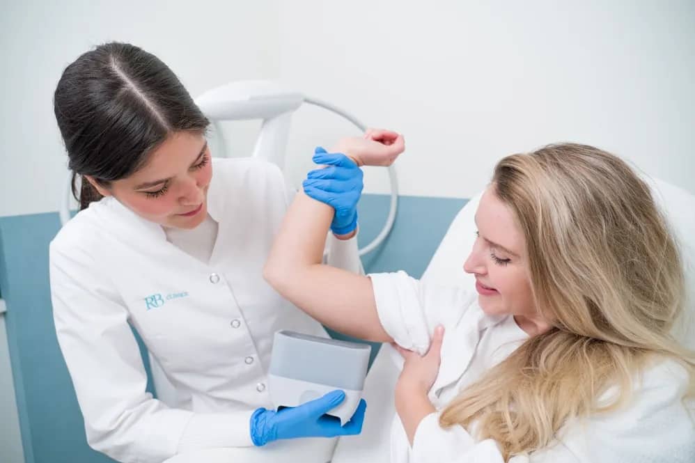 RB Clinics-specialist beoordeelt de bovenarm voor cryolipolyse