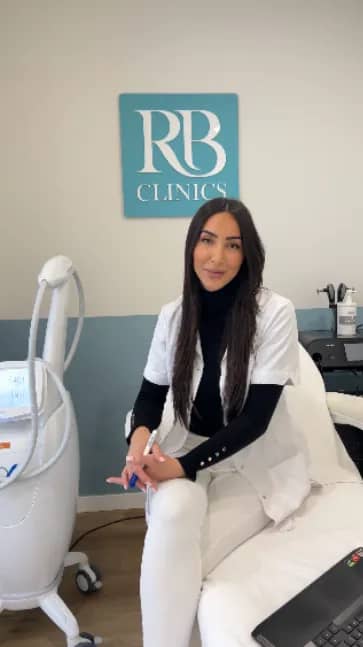 Specialist van RB Clinics in de behandelkamer