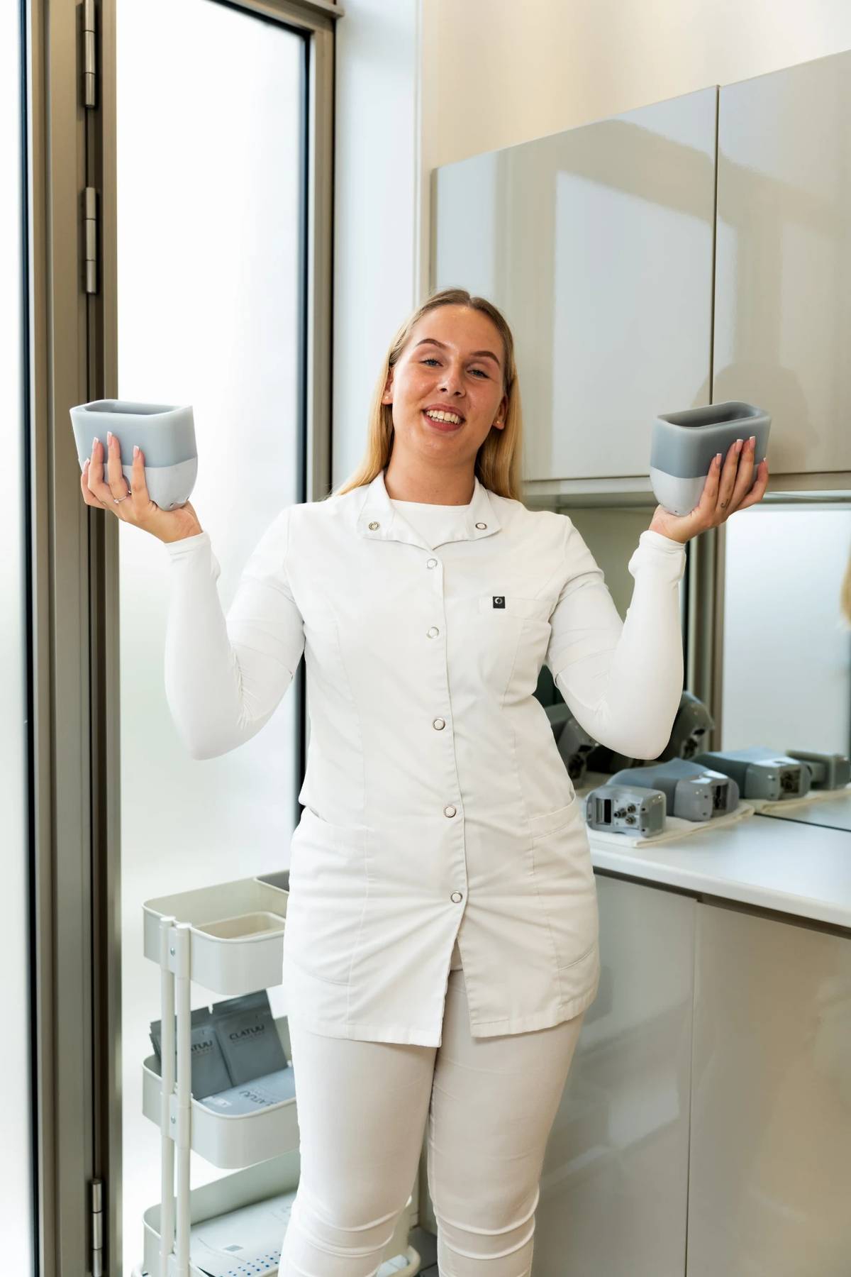 RB Clinics-specialist met compacte Clatuu Alpha behandelkoppen