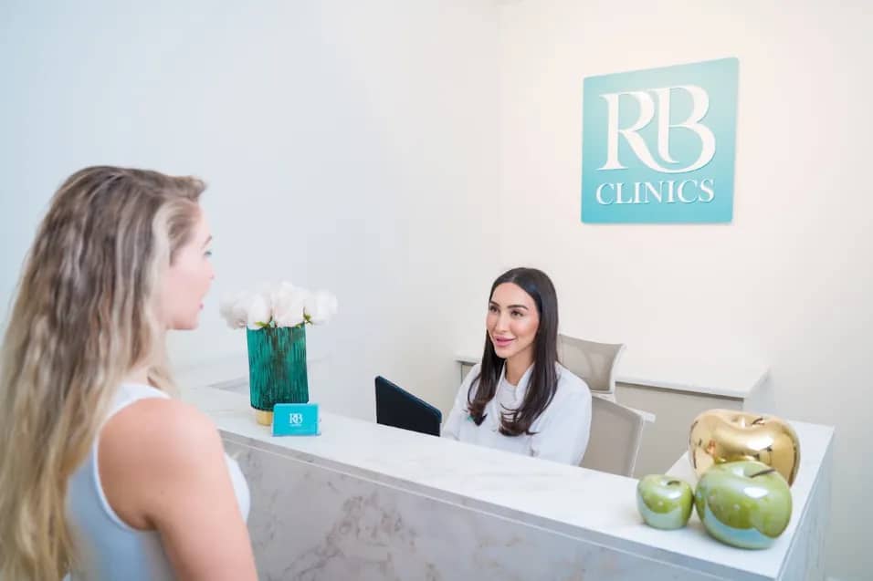 Cliënt wordt ontvangen aan de receptie van RB Clinics