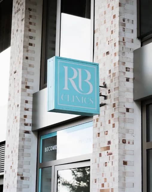 RB Clinics gevelbord aan de gevel van de kliniek