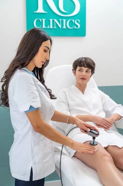 Specialist behandelt de benen met de Indiba bij RB Clinics