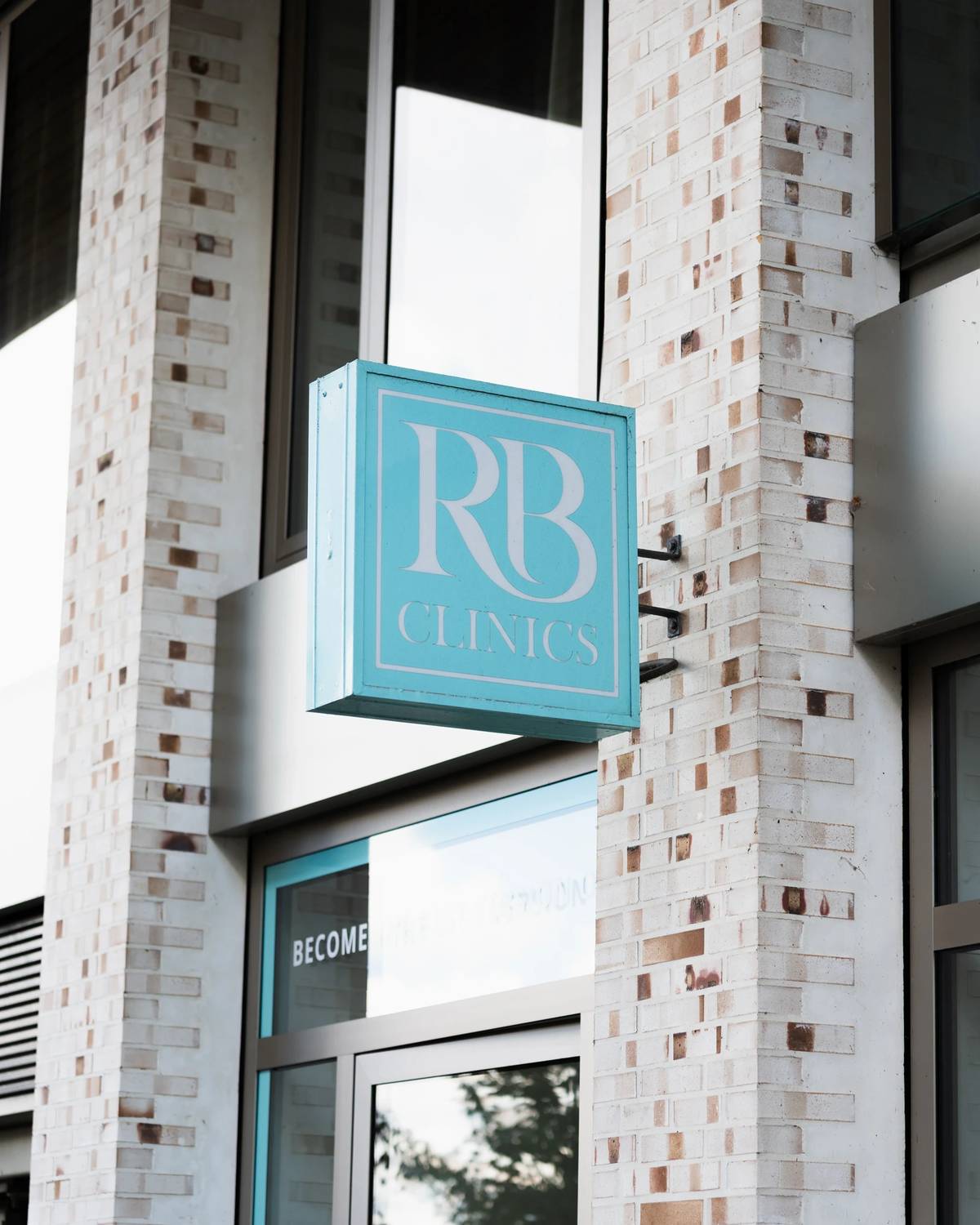RB Clinics gevelbord bij de kliniek in Amsterdam