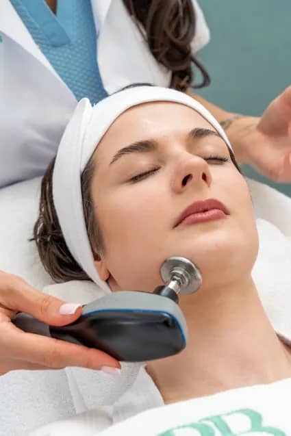 Huidverstrakking van het gezicht met de Indiba Edna Pro Max bij RB Clinics