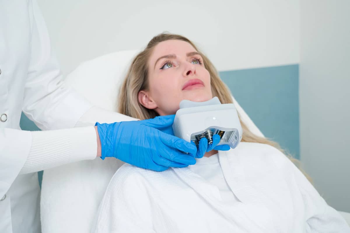 Cryolipolysebehandeling van de onderkin