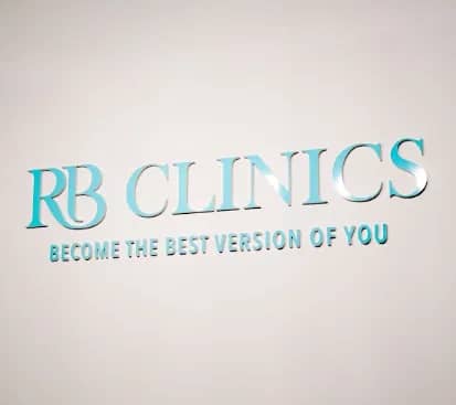RB Clinics logowand met het motto Become the best version of you