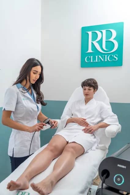 Specialist behandelt de benen met de Indiba applicator bij RB Clinics