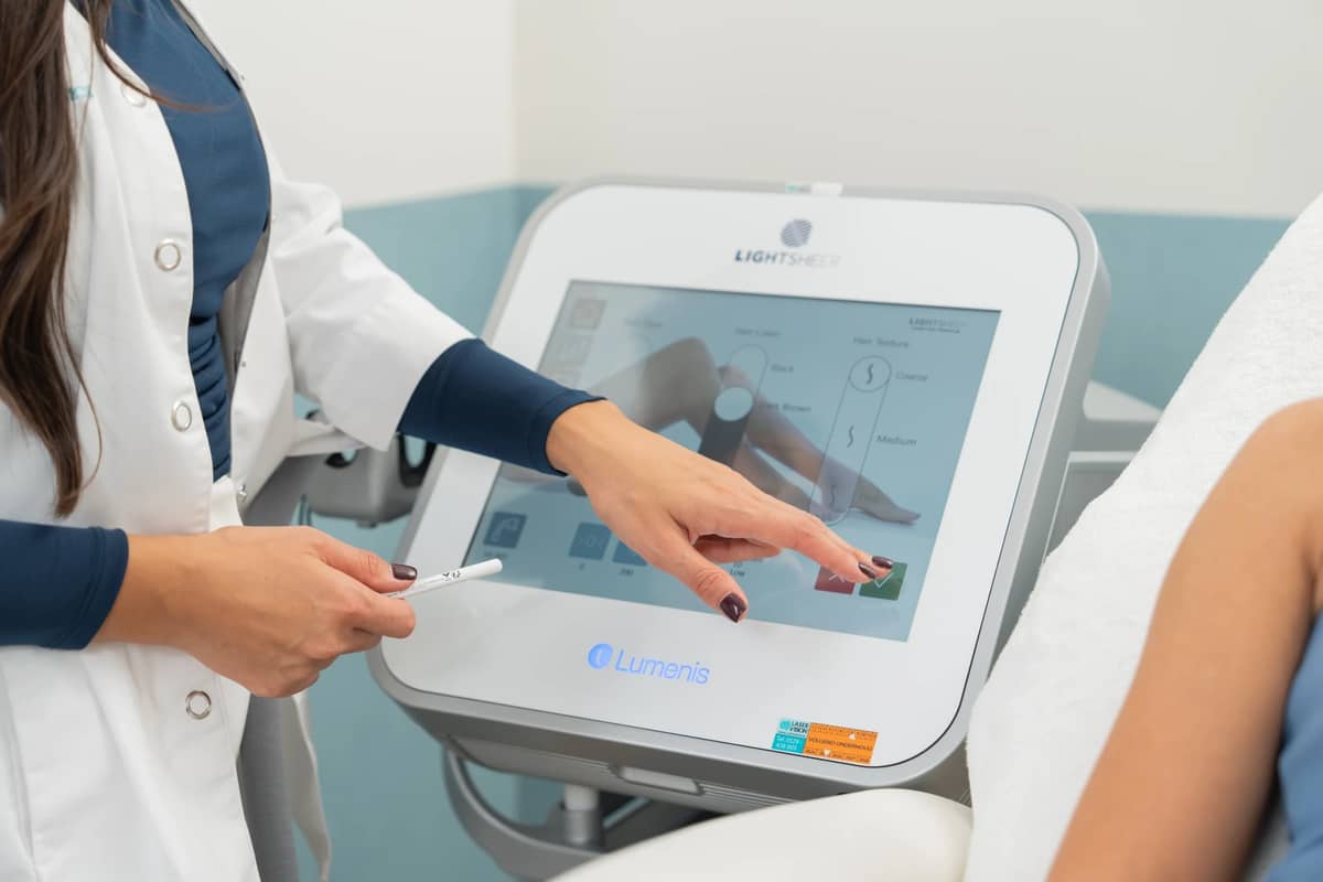 Specialist bespreekt de LightSheer laserinstellingen met een cliënt bij RB Clinics