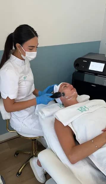 Gezichtsbehandeling met Indiba bij RB Clinics