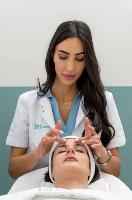 Specialist van RB Clinics voert een gezichtsbehandeling uit