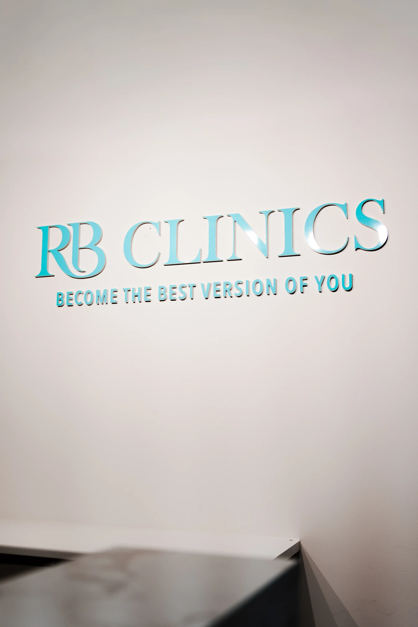 RB Clinics wandlogo in de kliniek