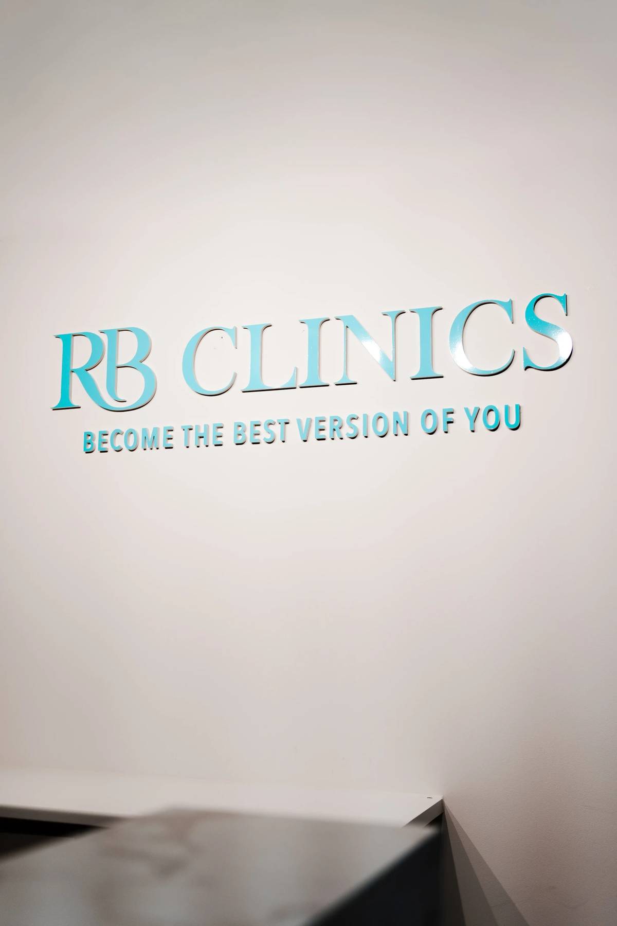 RB Clinics wandlogo in de kliniek