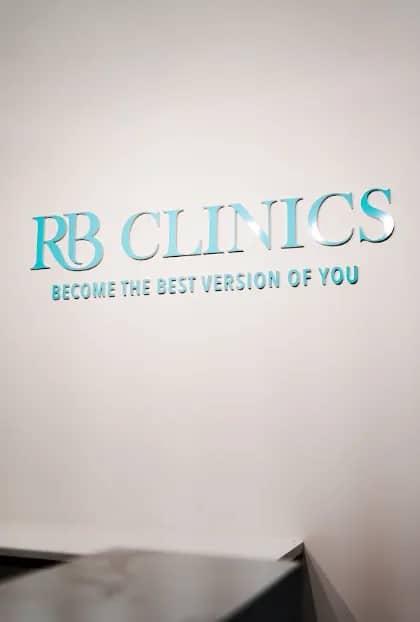 Logo van RB Clinics op de wand in de kliniek