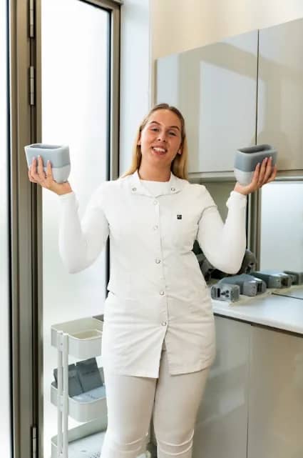 Specialist van RB Clinics met twee behandelkoppen voor vet bevriezen