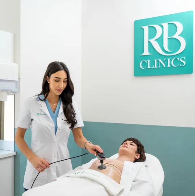 Specialist behandelt de buik met de Indiba bij RB Clinics