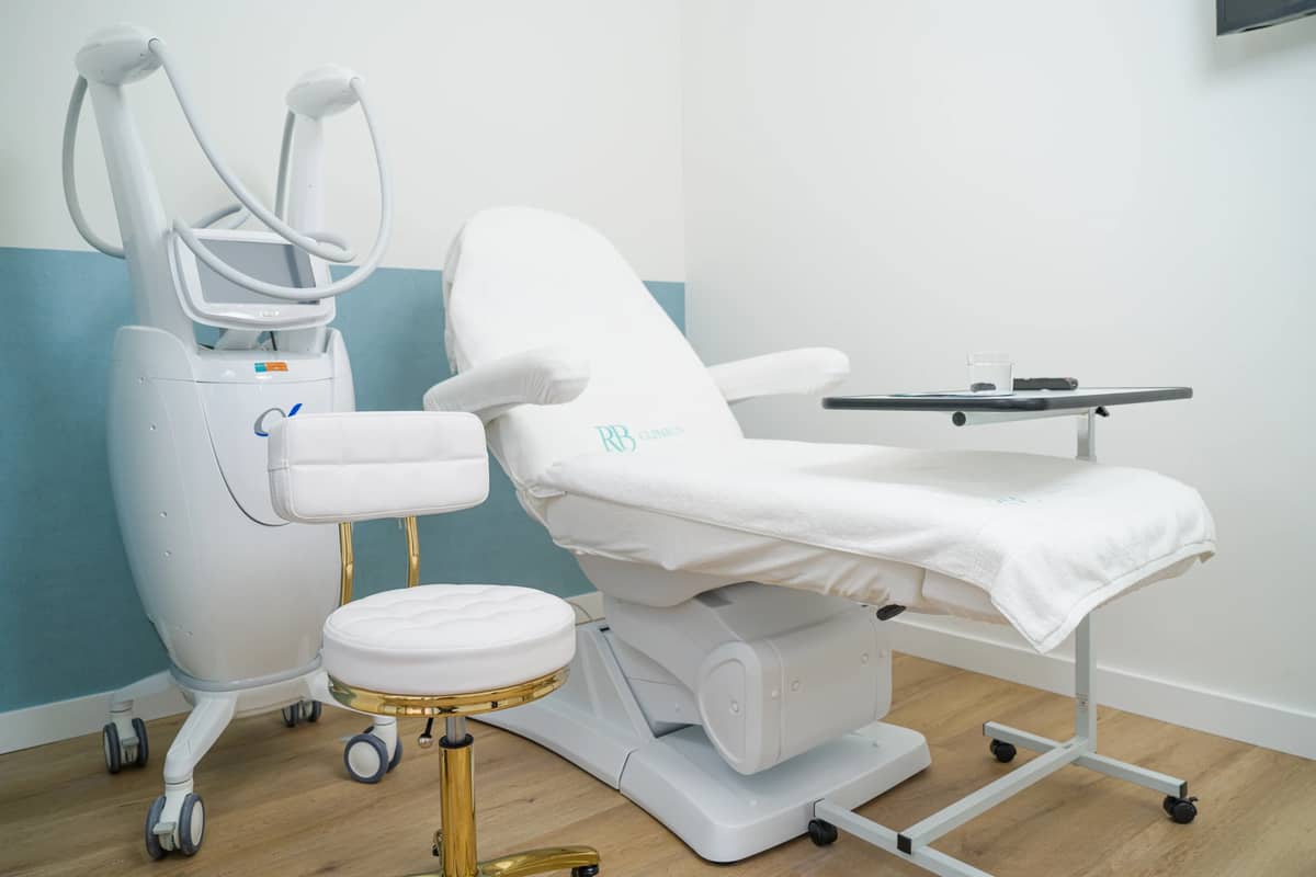 Behandelkamer met Clatuu Alpha bij RB Clinics