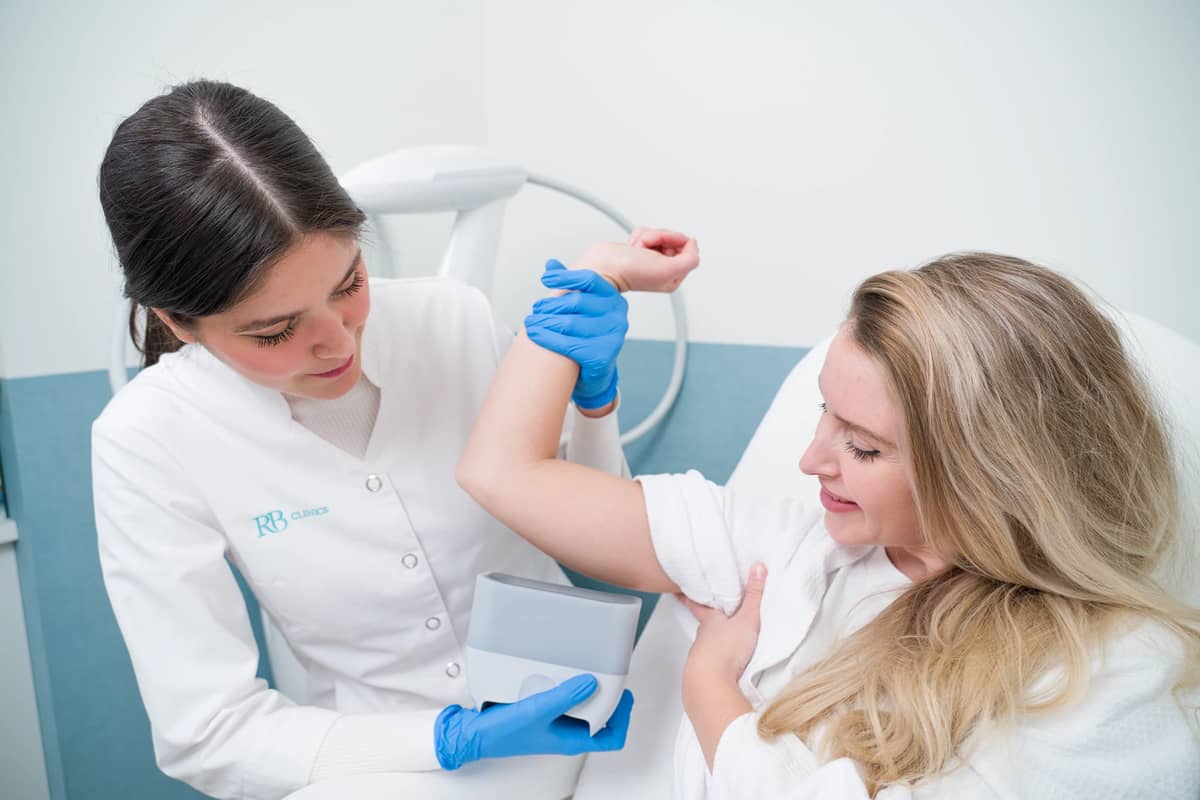 Cryolipolysebehandeling van de bovenarm